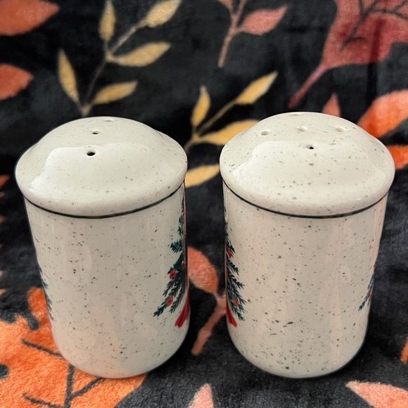Vintage Christmas Tree Stoneware Salt and Pepper Shakers Holiday Kitchen Decor - Picture 5 of 7